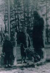 Лебедева В.Е., Оля и Сережа. 1987 г.
